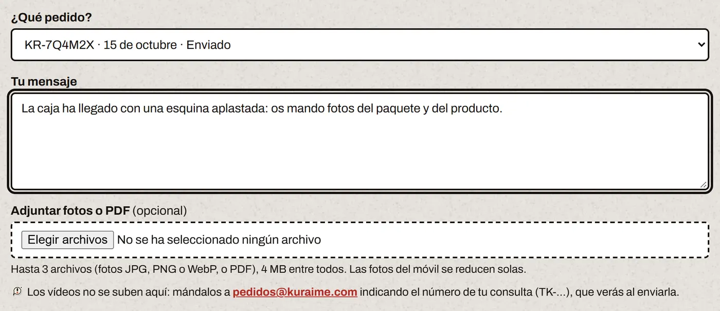 El pedido elegido en la lista, un mensaje de ejemplo sobre una caja que llegó aplastada y el campo para adjuntar fotos o PDF, con la nota de que los vídeos van por email.