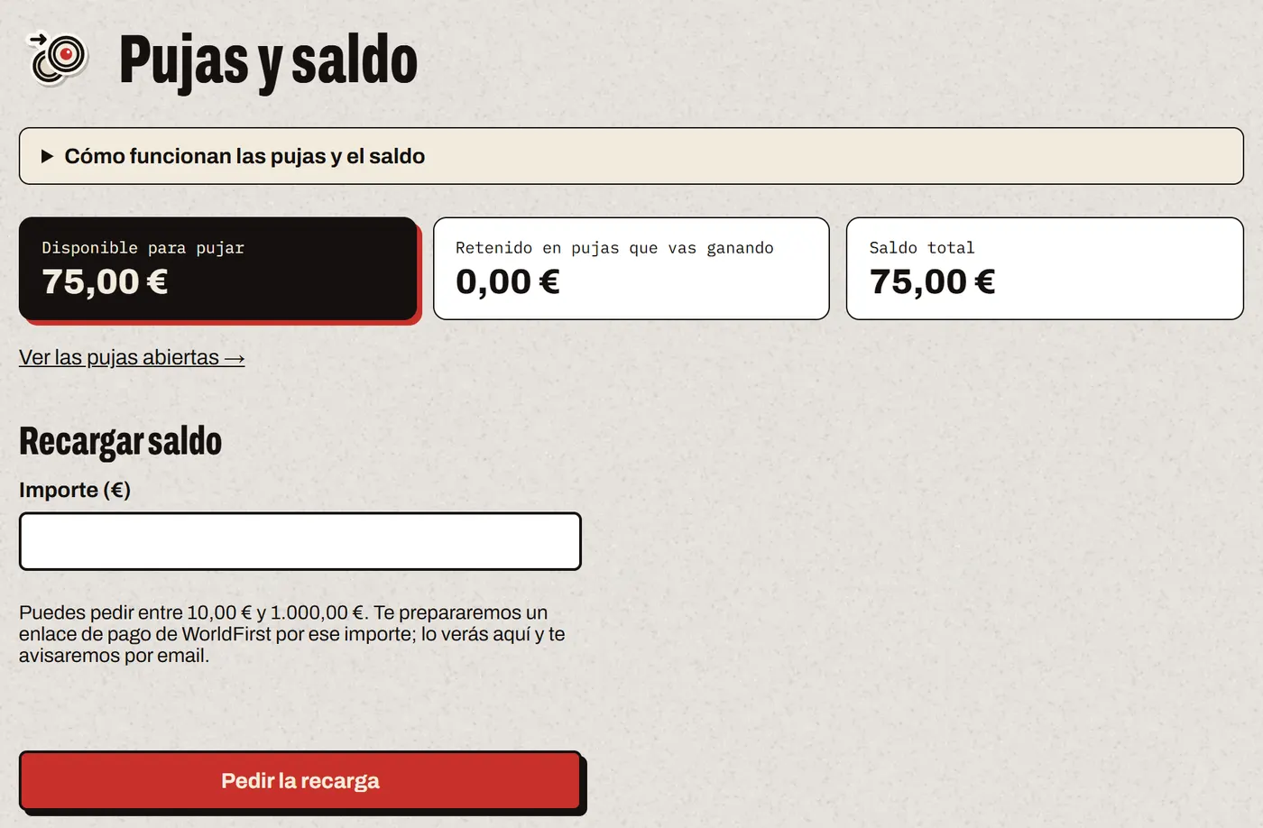 El saldo disponible para pujar, lo retenido en pujas y el saldo total, y el formulario «Recargar saldo» con el importe y el botón «Pedir la recarga».